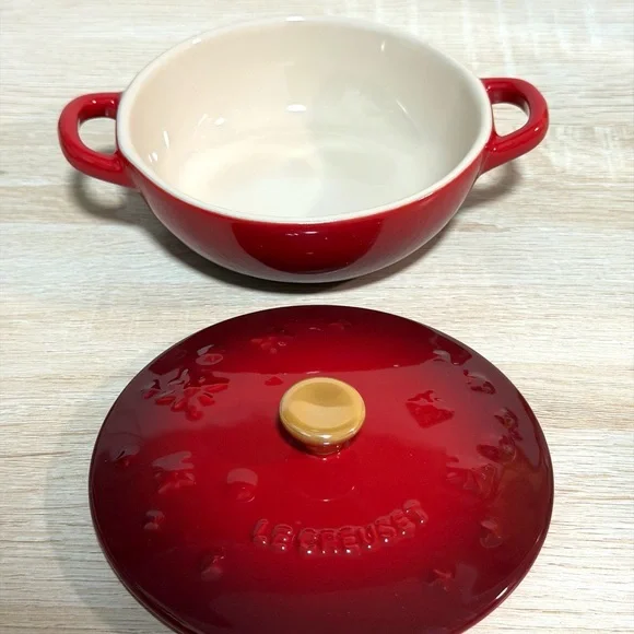 Le Creuset Mini Marmite Star Relief - Picture 5 of 9